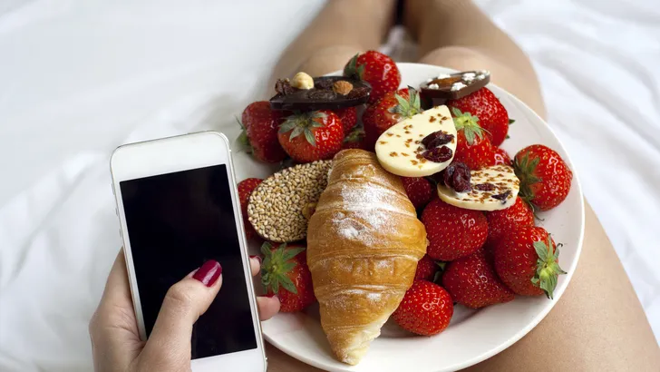 Science says: zó veel calorieën eten we te veel na een slechte nachtrust