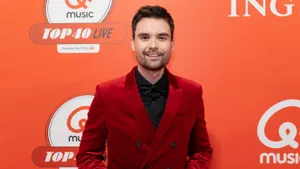 Domien Verschuuren op de rode loper bij de Qmusic Top 40 Live. – Domien Verschuuren vader geworden.