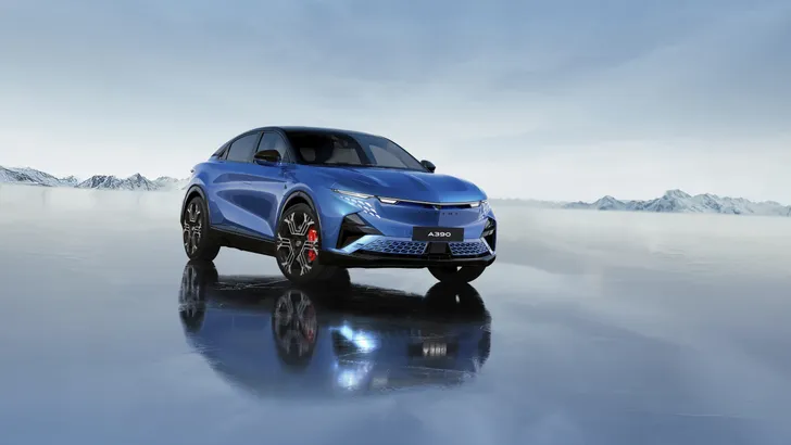 Schokkende crash-test: dure sportwagen zakt door het ijs (en dit is de absolute winnaar)