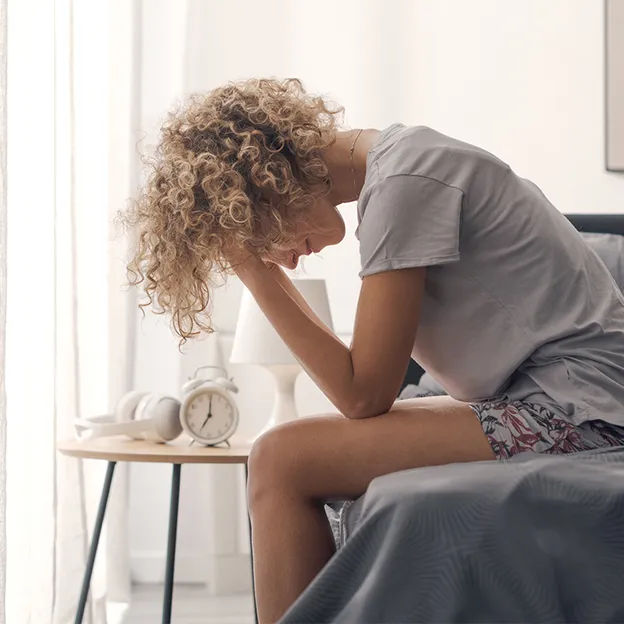 Vrouw verdrietig zittend op bed - familie