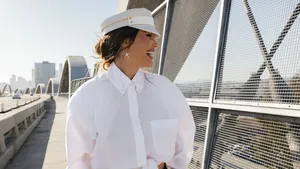 Yolanthe in witte outfit voor Beau Monde 6 2025.