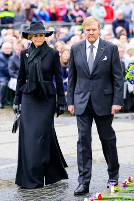 Máxima bij Dodenherdenking met parel die symbool staat voor rouw