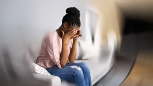 vrouw krijgt migraine aanval