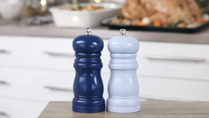 Peper- en zoutstel van Wibra op tafel voor een gezellig kerstdiner.