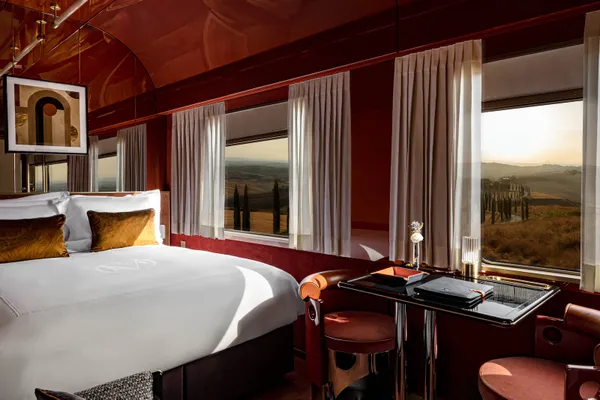 Rijk fluweel en warme houttinten dompelen je onder in de golden age of luxury travel.