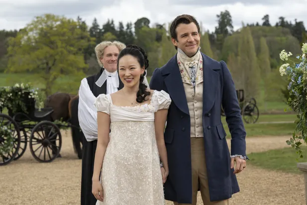 Yerin Ha als Sophie Baek en Luke Thompson as Benedict Bridgerton in het vierde seizoen van Bridgerton | Beeld: Netflix 