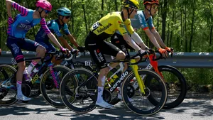 Wilco Kelderman was een van de slachtoffers van de verschrikkelijke valpartij in de tweede etappe. Hoe is het met de Nederlander? Binnen Team Visma | Lease a Bike geven ze antwoord.
