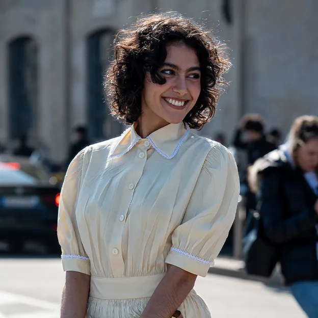Vrouw in wit jurkje op straat tijdens fashion week - zomerjurk H&M