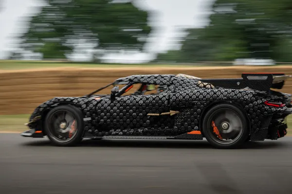Op de Goodwood Hillclimb bewees de levensgrote LEGO Koenigsegg dat dit geen stilstaand showmodel is: hij haalde 111 km/u.