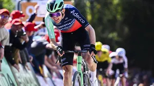 Paul Seixas in volle inspanning op de Muur van Huy in de Waalse Pijl.