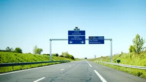 Franse snelweg met blauwe bewegwijzering richting Lyon en Parijs