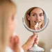 vrouw lippenstift aanbrengen
