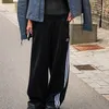 Deze sportieve broek uit de jaren '90 is terug: zo draag je 'm in 2025 | Nouveau