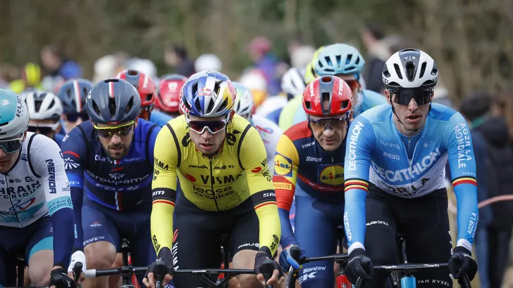 naesen en van aert in het peloton