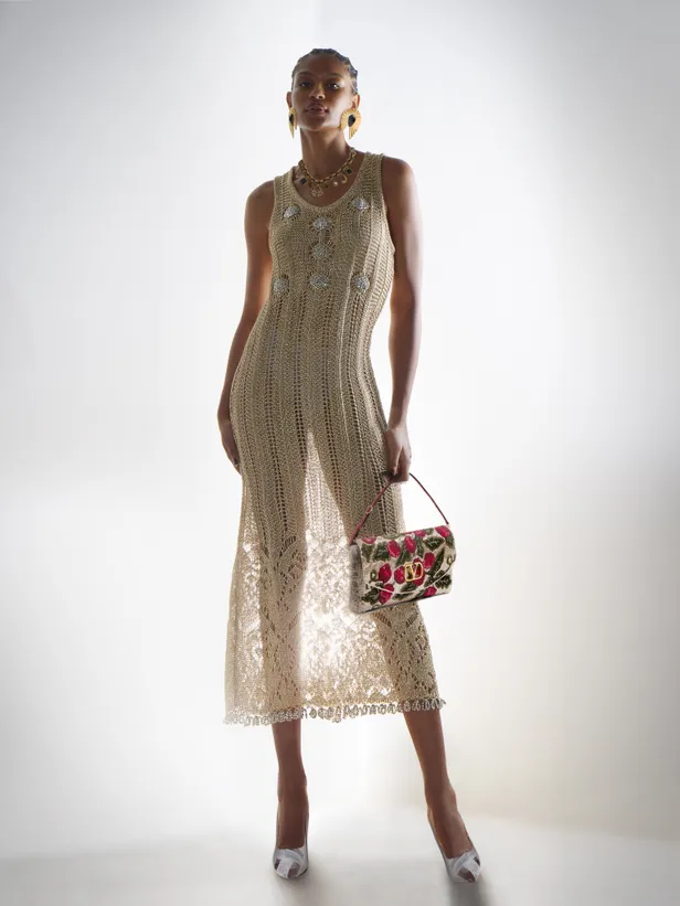 Jurk: Paco Rabanne | Tas: Valentino | Sieraden: Nina Ricci