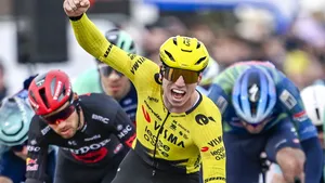 Matthew Brennan komt juichend over de finish in Kuurne-Brussel-Kuurne.