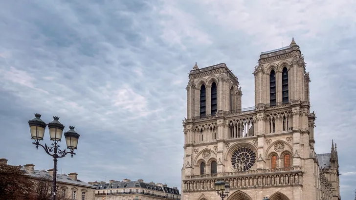 Wat we tot nu toe weten over heftige brand in de Notre-Dame