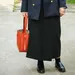 Vrouw met opvallende tas.