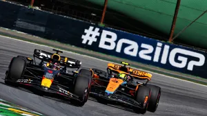 Red Bull en McLaren in strijd tijdens de Grand Prix van Brazilië op het circuit van Interlagos