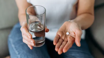 Een paracetamol slikken tegen hoofdpijn? Onderzoek toont aan dat je lichaamshouding bepaalt hoe snel de pil oplost en gaat werken.