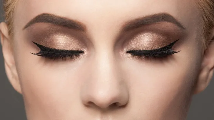 Beauty-video: Zo krijg je de puntjes van je eyeliner precíes gelijk