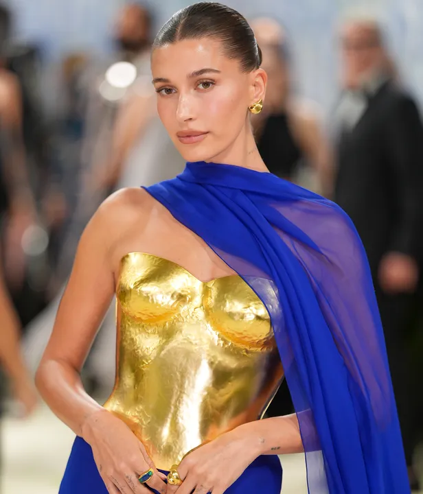 Haarstylisten van Hailey Bieber en Emily Blunt onthullen hoe je hun Met Gala-kapsels thuis namaakt