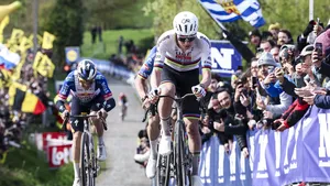 Tadej Pogacar brengt Remco Evenepoel in de problemen op de Paterberg in de Ronde van Vlaanderen.