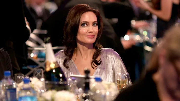 Naaktfoto's jonge Angelina Jolie #forsale