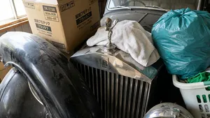 Duitse urban explorer ontdekt verlaten autodealer in Japan waar tientallen klassieke supercars aan de elementen zijn overgeleverd