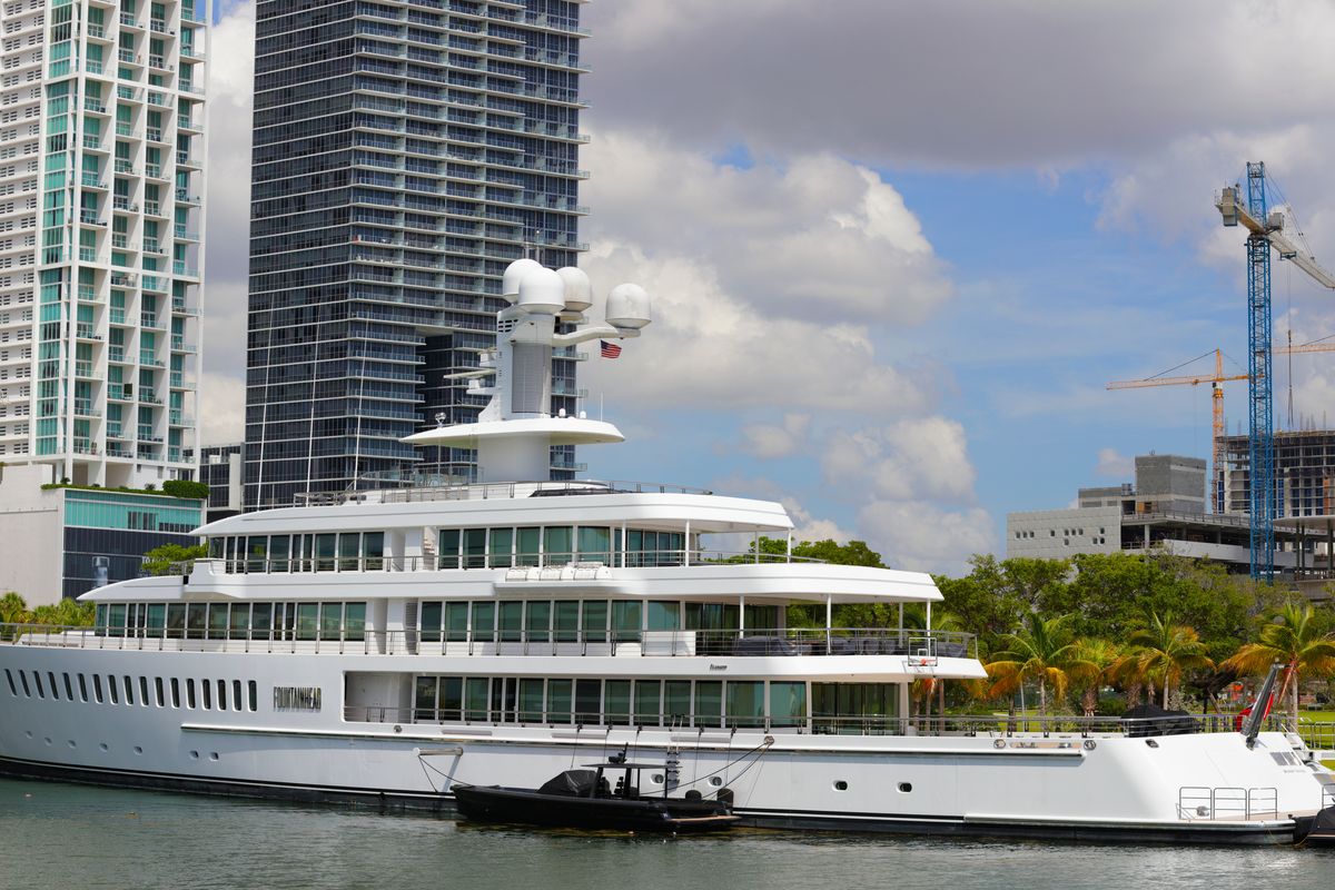 Gigant van Feadship trekt de aandacht: 88 meter lang superjacht Fountainhead gespot in Fort Lauderda