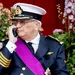 Foto van prins Laurent van België, telefonerend op het podium tijdens de viering van de Nationale Dag in 2022.