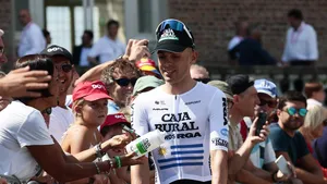 kampioen van uruguay thomas silva van caja rural begroet fans vlak voor een wielerkoers