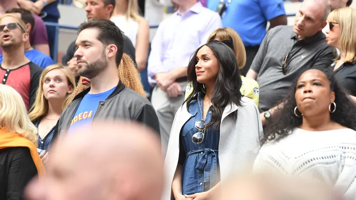 Meghan support vriendin in denim jurk (en nog meer royals in denim)