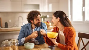 Voel je je vaak moe in de middag? Kijk eens naar hoe laat je ontbijt