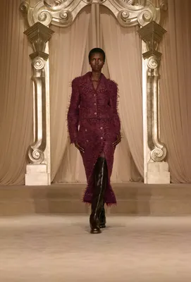 Een vleugje Schotse hooglanden, een snufje Engelse mist en een heleboel Franse elegantie. Chanel mixt het allemaal tot een herfstoutfit die je wilt omarmen.