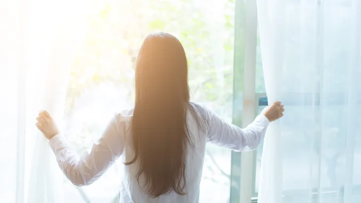 Waarom je direct je gordijnen moet openen als je wakker bent