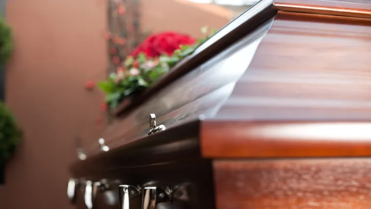 Video: Begrafenisondernemer propt reclame vol vrouwen in lingerie