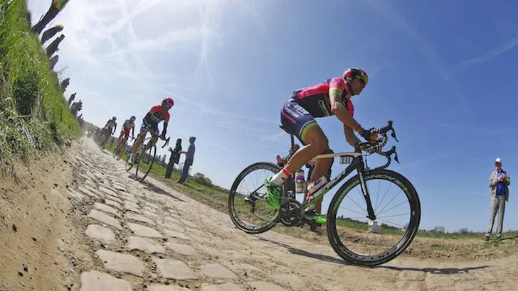 TERUGKIJKEN: De kasseien van Parijs-Roubaix (Holland Sport Special)