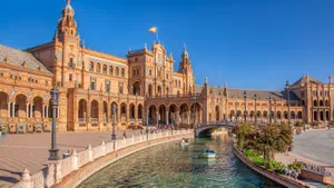 Dé Europese modestad waar de zon schijnt in januari – en je borrelt er stijlvoller dan in Londen