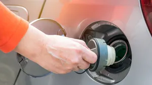 Draai jij de tankdop door tot hij 'klikt'? Stop direct, anders maak je dure onderdelen kapot