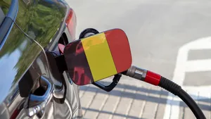 Auto met een tankpistool in de tank met een Belgische vlag erop