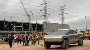 Elon Musk laat Tesla Cybertruck los bij Gigafactory Texas