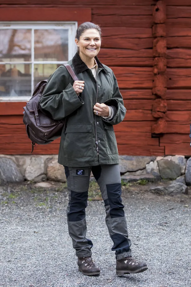Kroonprinses Victoria van Zweden in een wandeloutfit en bergschoenen. 
