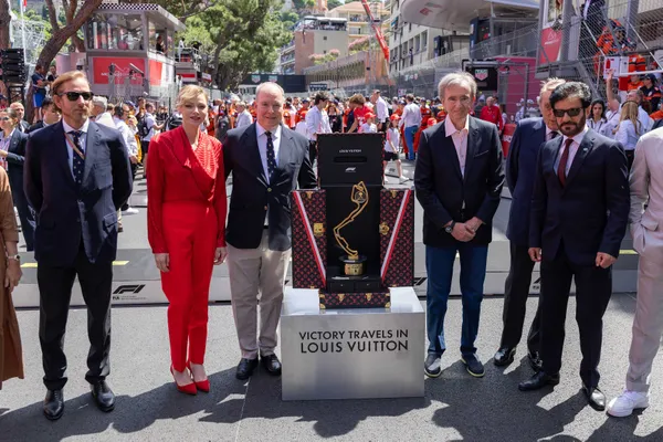 Lekker matchend: Charlenes Louis Vuitton-outfit paste perfect bij de koffer met de trofee.