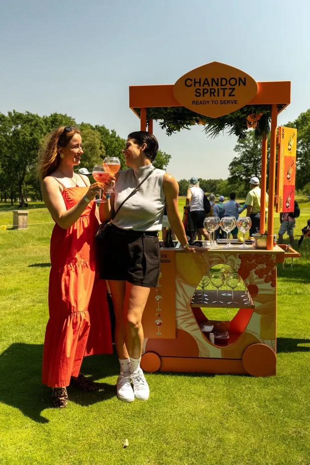 Rosanne en Annelies bij de Dutch Ladies Open met Chandon Spritz 