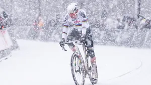 mathieu van der poel in de sneeuw tijdens de cyclocross van mol