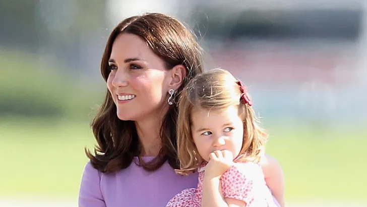 Hertogin Kate en prinses Charlotte verrassen met kroegbezoek