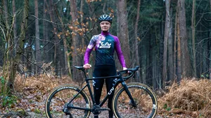 Lotte Kopecky showt nieuwe outfit Liv Racing