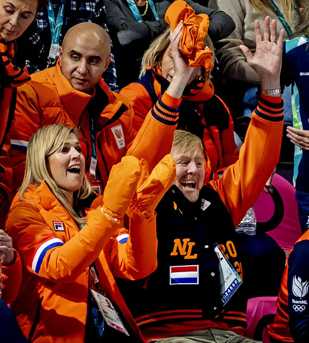 Foto van koningin Máxima en koning Willem-Alexander op de tribune in Milaan.