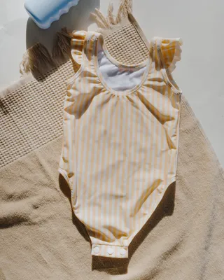 Kleine fashionista’s opgelet! In dit schattige badpak is elke plons een feestje. Stralen maar!